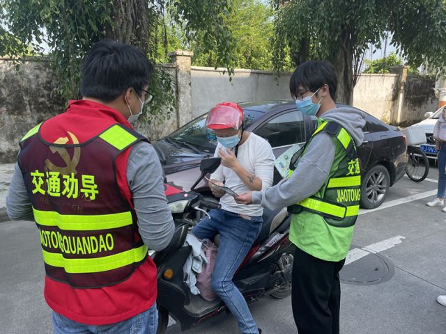 三鄉(xiāng)鎮(zhèn)開展“一盔一帶踐于行&nbsp;，安全守護不毒行”宣傳活動照片1.jpg