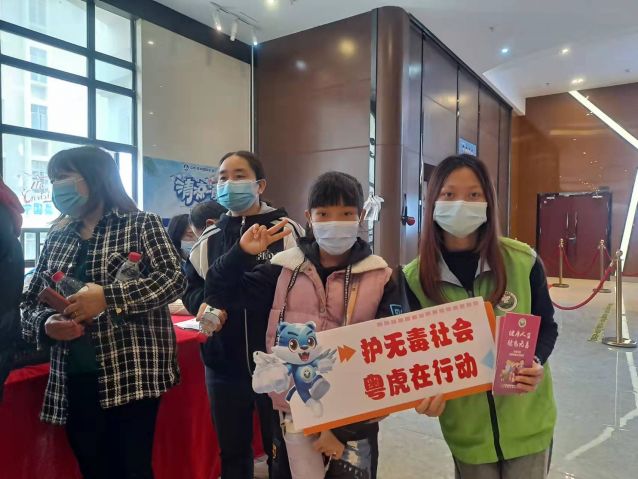 三鄉(xiāng)鎮(zhèn)開展“禁毒宣傳進(jìn)影院，禁毒知識(shí)入民心”宣傳活動(dòng)圖片2.jpg